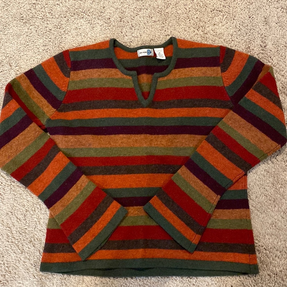 Multi colored sweater with wide sleeves
